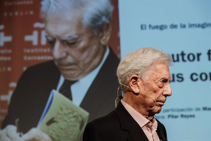 Archivo - El escritor Mario Vargas Llosa participa en el ciclo 'El fuego de la imaginación', en el Instituto Cervantes, a 11 de abril de 2023, en Madrid (España). Para celebrar la obra literaria de Vargas Llosa, el Instituto Cervantes ha convocado a un gr