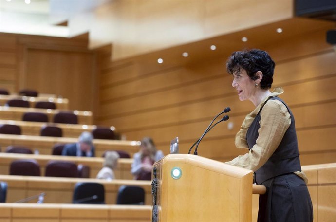 La ministra de Inclusión, Seguridad Social y Migraciones, Elma Saiz, interviene durante una sesión de control en el Senado, a 8 de abril de 2025, en Madrid (España). Entre otros asuntos, el Gobierno se ha enfrentado a las preguntas del Partido Popular que