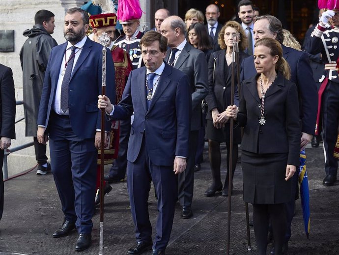 El alcalde de Madrid, José Luis Martínez-Almeida, durante la salida de la procesión del Santísimo Cristo de la Fe y del Perdón ‘Los Estudiantes’, en el Domingo de Ramos en Madrid