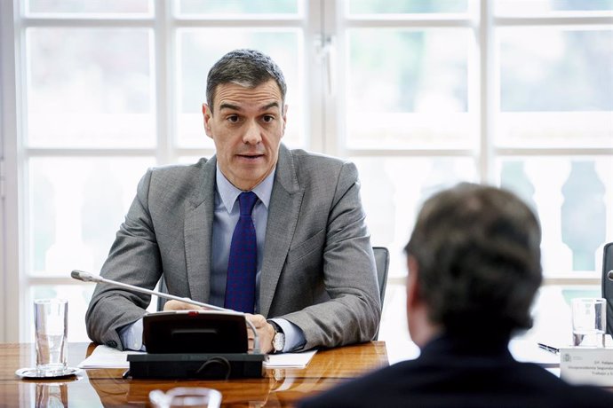 El presidente del Gobierno, Pedro Sánchez, junto a varios ministros se reúne con representantes de empresarios y sindicatos, en el Palacio de la Moncloa, a 2 de abril de 2025, en Madrid (España).