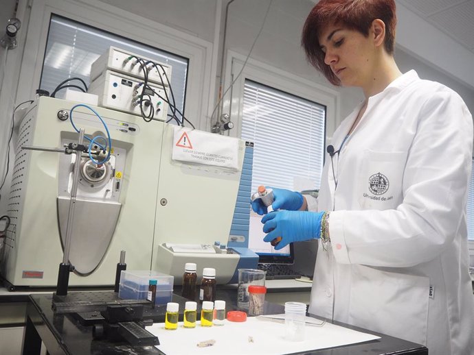 Archivo - La investigadora Priscila R. Bautista, en el laboratorio