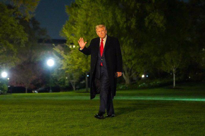 13 de abril de 2025, Washington, Distrito de Colúmbia, EUA: O Presidente DONALD TRUMP chega à Casa Branca no domingo. O presidente se reunirá com os líderes de El Salvador e da Itália nesta semana.