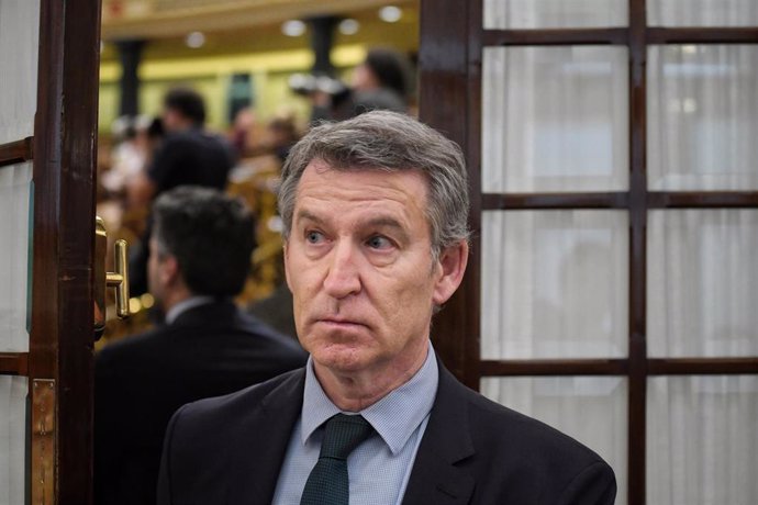 El presidente del Partido Popular, Alberto Núñez Feijóo, durante una sesión plenaria en el Congreso de los Diputados, a 10 de abril de 2025, en Madrid (España).  