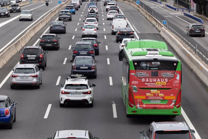 Imatge de recurs de cues en una carretera