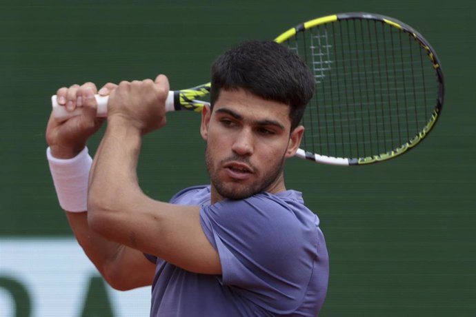 Carlos Alcaraz golpea una pelota durante el Masters 1000 de Montecarlo de 2025