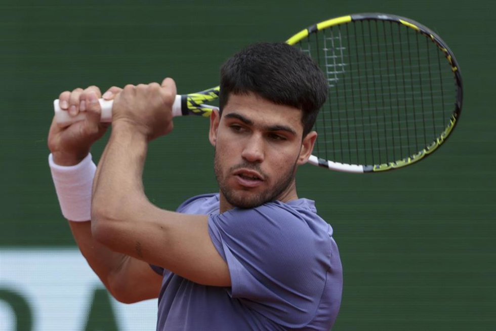 Carlos Alcaraz golpea una pelota durante el Masters 1000 de Montecarlo de 2025