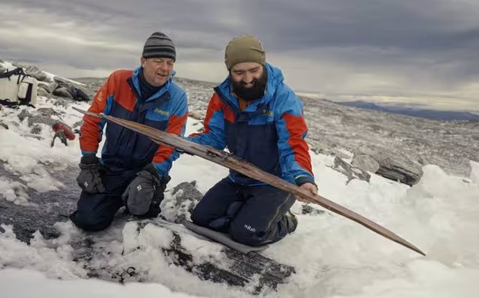 Los arqueólogos admiran un esquí prehistórico descubierto en Digervarden, Noruega
