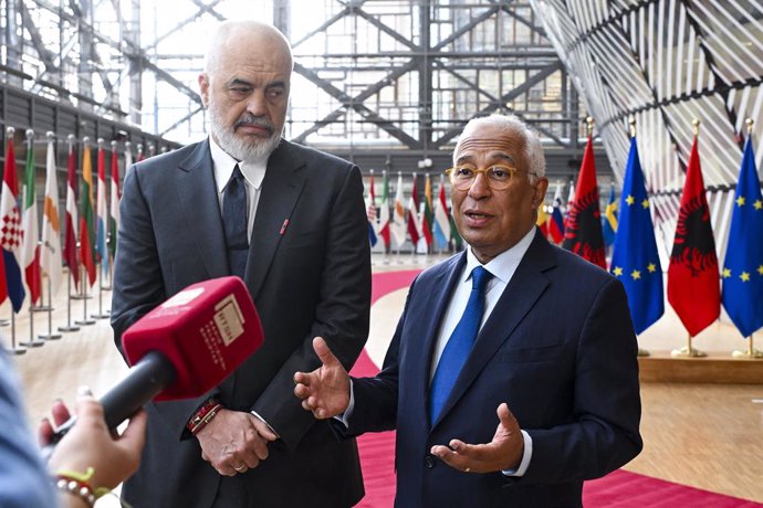 O primeiro-ministro da Albânia, Edi Rama, com o presidente do Conselho Europeu, Antonio Costa, falando em Bruxelas.