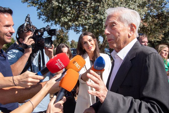 Archivo - Mario Vargas Llosa atiende a los medios en 2023 en San Lorenzo de El Escorial (Madrid)