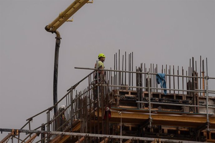 Archivo - Viviendas en construcción en Barcelona.