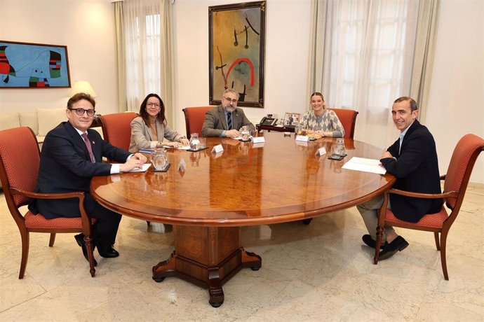La presidenta del Govern y el director general se han reunido con miembros del COEIB.