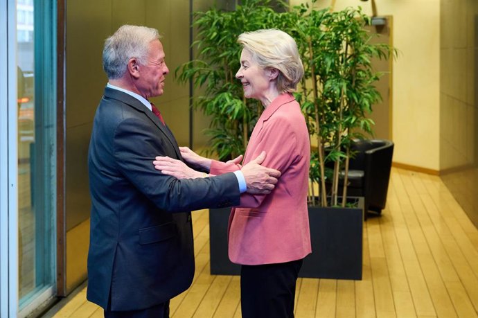 Archivo - La presidenta de la Comisión Europea, Ursula von der Leyen, y el rey Abdalá II de Jordania