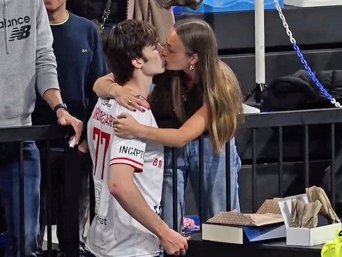 Pablo Urdangarin y su novia, Johanna Zott, durante el partido de balonmano con su equipo, Fraikin BM Granollers, contra el Huesca