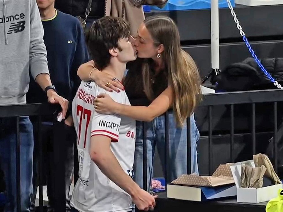 Pablo Urdangarin y su novia, Johanna Zott, durante el partido de balonmano con su equipo, Fraikin BM Granollers, contra el Huesca