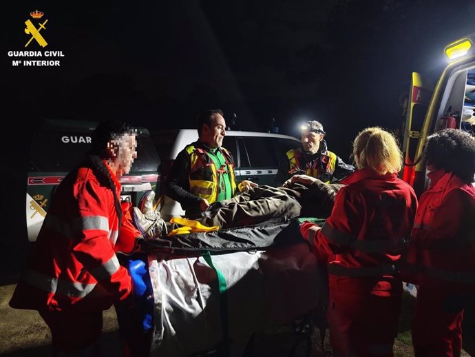 Traslado del anciano con una fractura de cadera.