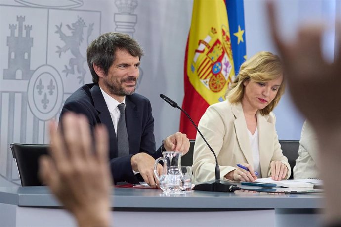 Archivo - El ministro de Cultura, Ernest Urtasun, y la portavoz del Gobierno y ministra de Educación, Formación Profesional y Deportes, Pilar Alegría, en el Palacio de la Moncloa, a 11 de junio de 2024, en Madrid (España). 