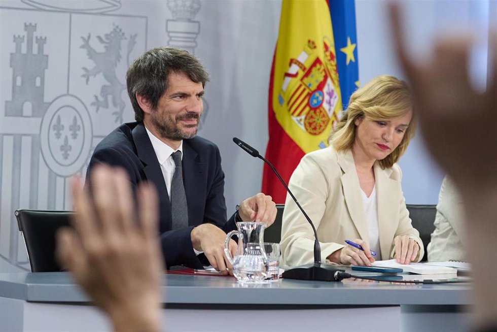 Archivo - El ministro de Cultura, Ernest Urtasun, y la portavoz del Gobierno y ministra de Educación, Formación Profesional y Deportes, Pilar Alegría, en el Palacio de la Moncloa, a 11 de junio de 2024, en Madrid (España). 