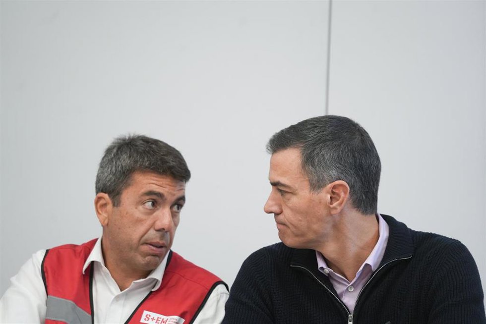 Archivo - (Foto de ARCHIVO)  El presidente de la Generalitat valenciana, Carlos Mazón (i) y el presidente del Gobierno, Pedro Sánchez (d), durante una reunión en el Centro de Coordinación Operativo Integrado (CECOPI)