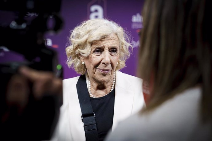 La exalcaldesa de Madrid Manuela Carmena durante el photocall previo a la Gala del Guión de los VIII Premios ALMA 2025, organizada por el Sindicato de Guionistas de España, en los Cines Capitol, a 9 de abril de 2025, en Madrid (España). 