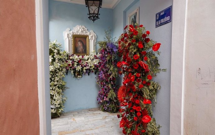 El Callejón de la Soledad luce una ornamentación floral especial con motivo de la Semana Santa