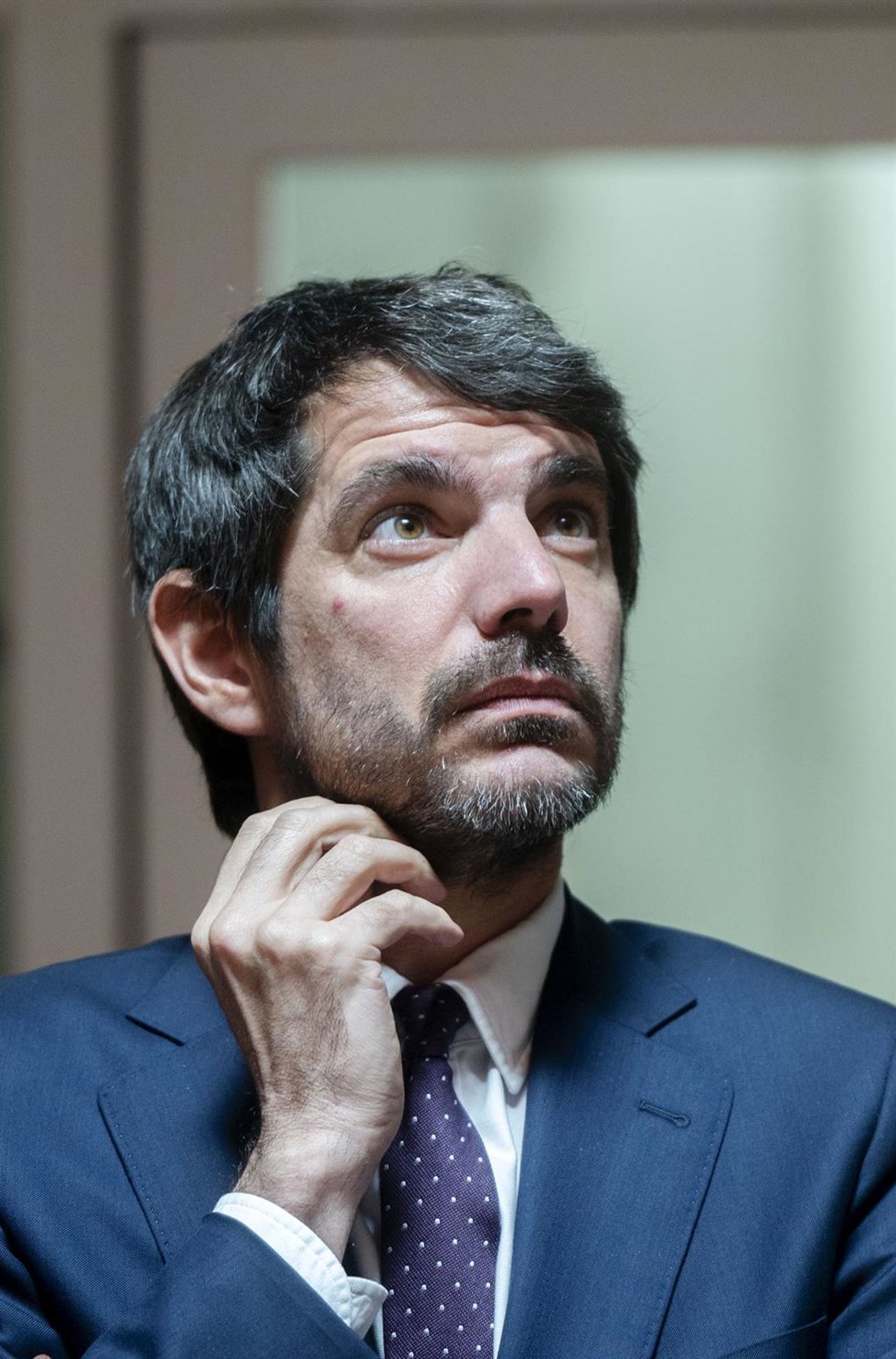 El ministro de Cultura, Ernest Urtasun, durante una visita al antiguo edificio del NO-DO, a 2 de abril de 2025, en Madrid (España). Durante su visita, el ministro ha anunciado el proyecto por el cual se dará un nuevo uso al edificio convirtiéndolo en el