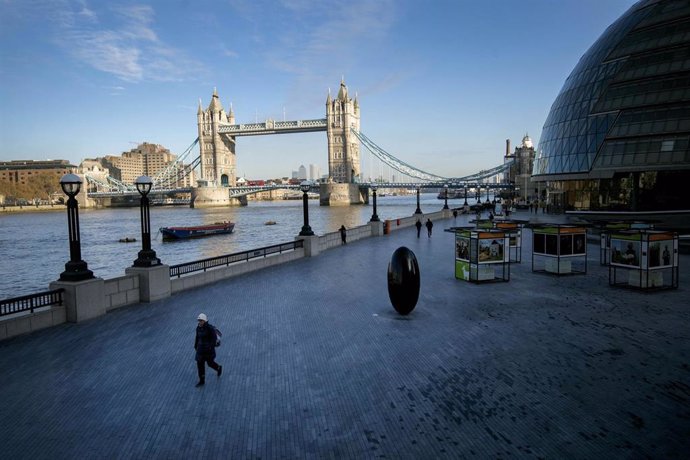Archivo - 05 November 2020, England, London: People stroll on a quiet Thames path near City Hall at the start of a four week national lockdown in England. Photo: Victoria Jones/PA Wire/dpa