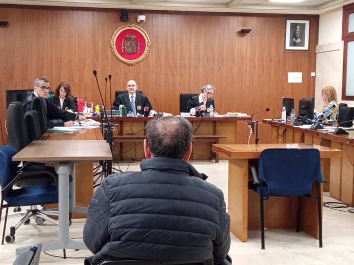 El acusado, de espaldas, durante el juicio en la Audiencia Provincial.