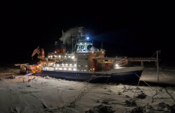 La imagen muestra el rompehielos de investigación alemán Polarstern amarrado a un témpano de hielo durante la noche polar.