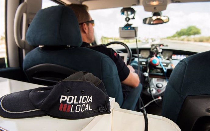Archivo - Un agente de la Policía Local de Cartagena en un vehículo
