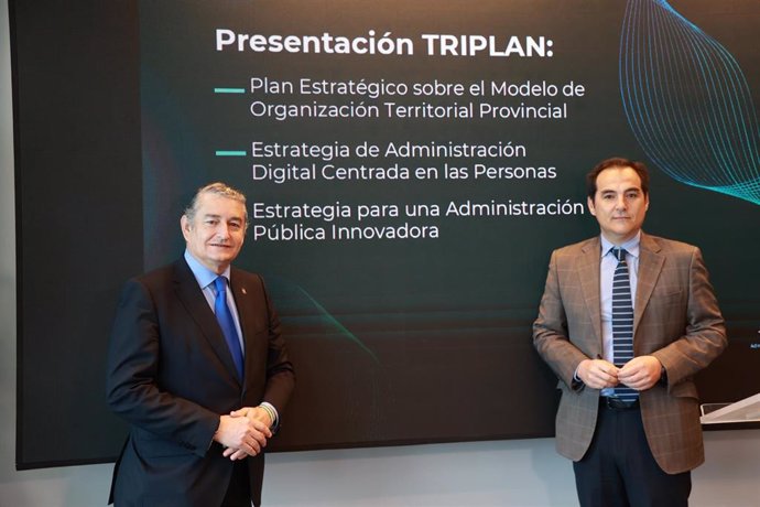 El consejero de la Presidencia, Interior, Diálogo Social y Simplificación Administrativa, Antonio Sanz (i), y el consejero de Justicia, Administración Local y Función Pública, José Antonio Nieto (d), durante la presentación del Triplán. A 14 de abril de 2