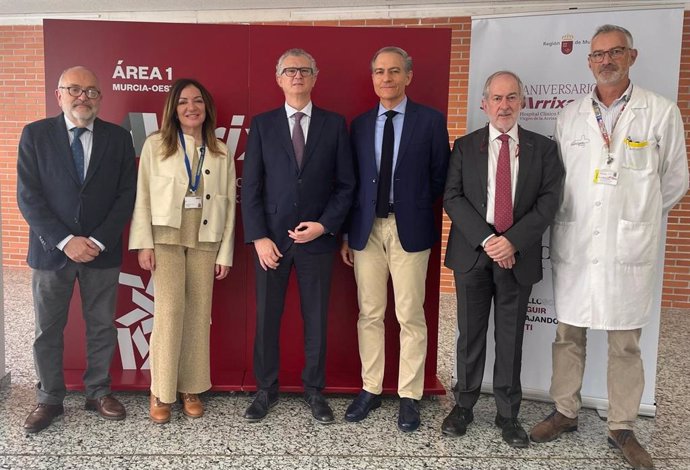 El consejero de Salud, Juan José Pedreño, (c); el director general de Salud Pública, José Jesús Guillén (1i); la directora de la FFIS, Fuensanta Martínez; los doctores Pedro Albajar (3d) y Manuel Segovia (2d) y el director médico del hospital Carlos Pérez