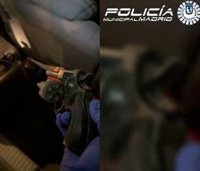 Hallan un revólver oculto en el maletero de un coche en Puente de Vallecas