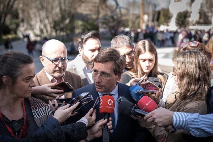 El alcalde de Madrid, José Luis Martínez-Almeida, atiene a los medios de comunicación 
