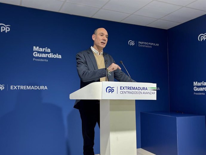 El portavoz del PP de Extremadura, José Ángel Sánchez Juliá, en rueda de prensa
