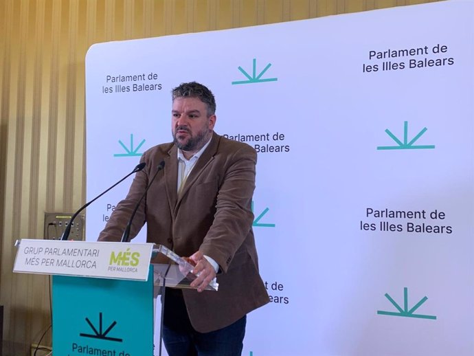 El portavoz de MÉS per Mallorca, Lluís Apesteguia, en rueda de prensa en el Parlament.