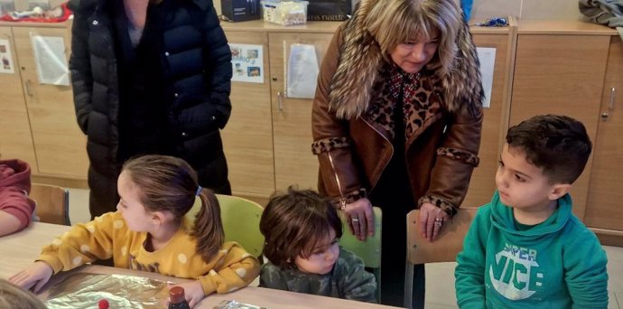 Archivo - La consejera de Educación, Cultura y Deporte del Gobierno de Aragón, Tomasa Hernández, visita el CPI Val de la Atalaya, en María de Huerva (Zaragoza).