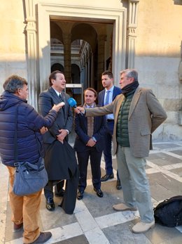 Archivo - El exconcejal del PP en el Ayuntamiento de Granada Juan Antonio Fuentes a las puertas de la Real Chancillería de Granada junto a su abogado antes del inicio del juicio el 7 de noviembre de 2023.