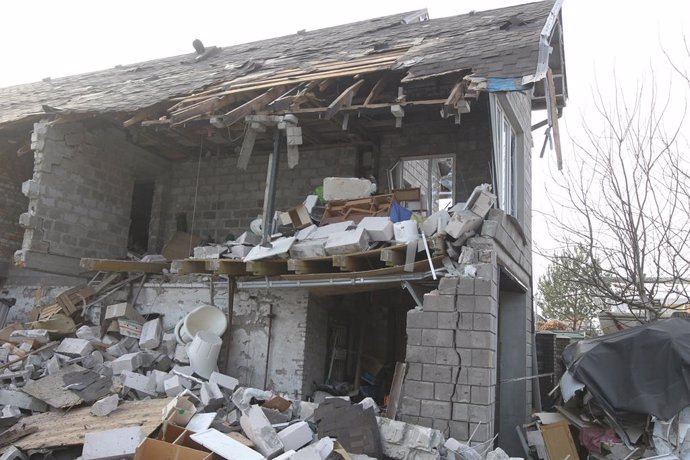 Archivo - Arquivo - 12 de março de 2025, Ucrânia, Dnipro: Uma casa é danificada pelo ataque maciço de drones russos durante a noite em Dnipro. Foto: -/Ukrinform/dpa