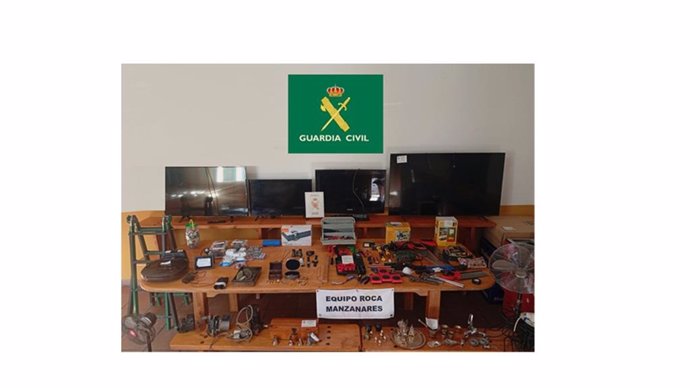 Objetos aprehendidos por la Guardia Civil tras detener a cuatro personas por cometer varios delitos con fuerza en viviendas de Daimiel.