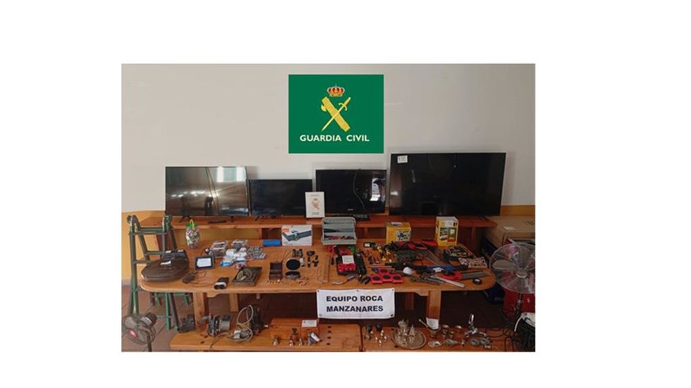 Objetos aprehendidos por la Guardia Civil tras detener a cuatro personas por cometer varios delitos con fuerza en viviendas de Daimiel.