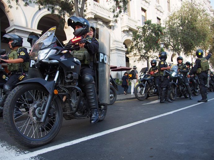 21 de março de 2025, Lima, Lima, Peru: A polícia motorizada patrulha a cidade quando centenas de pessoas saem às ruas para protestar contra a insegurança, a extorsão, os assassinatos e a incapacidade do governo de controlar a situação, enquanto muitos emp
