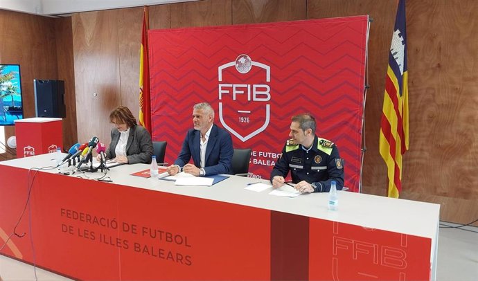 De izquieda a derecha, la consellera de Presidencia y Administraciones Públicas, Antònia Maria Estarellas, el presidente de la FFIB, Jordi Horrach, y el coordinador del programa Policía Tutor, Rafel Coves.