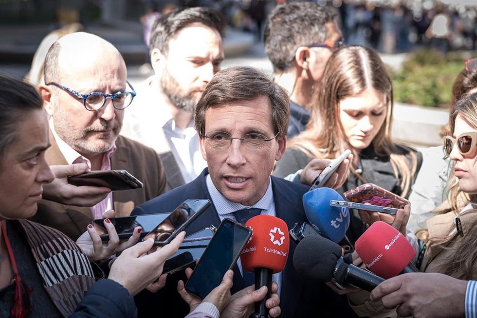 El alcalde de Madrid, José Luis Martínez-Almeida, atiene a los medios de comunicación  