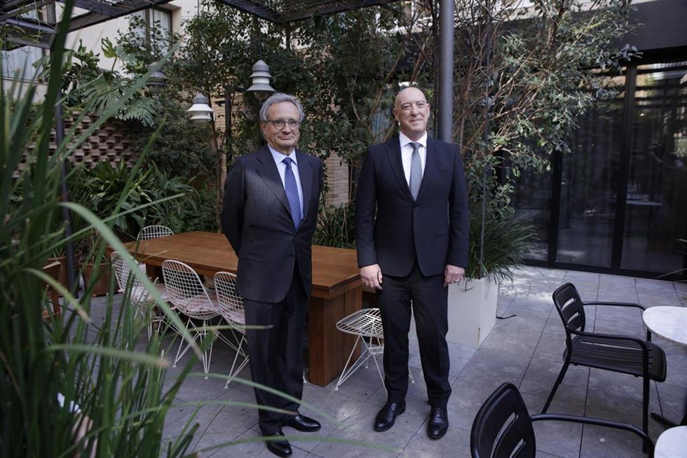 Archivo - El presidente de Celsa Group, Rafael Villaseca (i), y el consejero delegado de la siderúrgica, Jordi Cazorla (d), posan tras una rueda de prensa, en el Hotel Alexandra, a 9 de abril de 2024, en Barcelona, Catalunya (España). La Compañía Españo