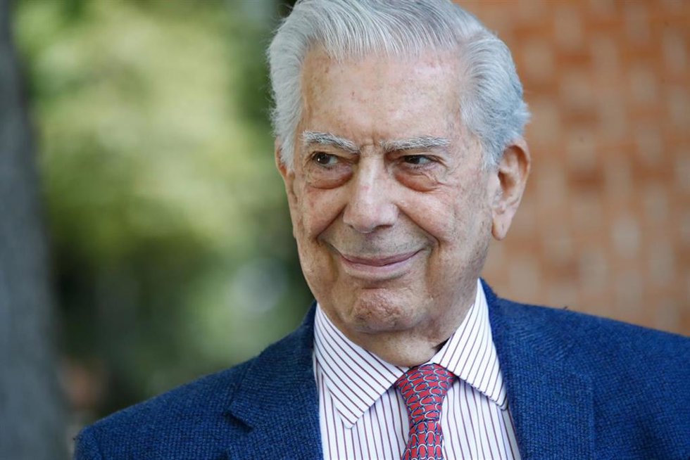 Archivo - El escritor Mario Vargas Llosa acude a la presentación del libro Sin complejos, en la Biblioteca Municipal Eugenio Trías, a 21 de mayo de 2021, en Madrid (España).