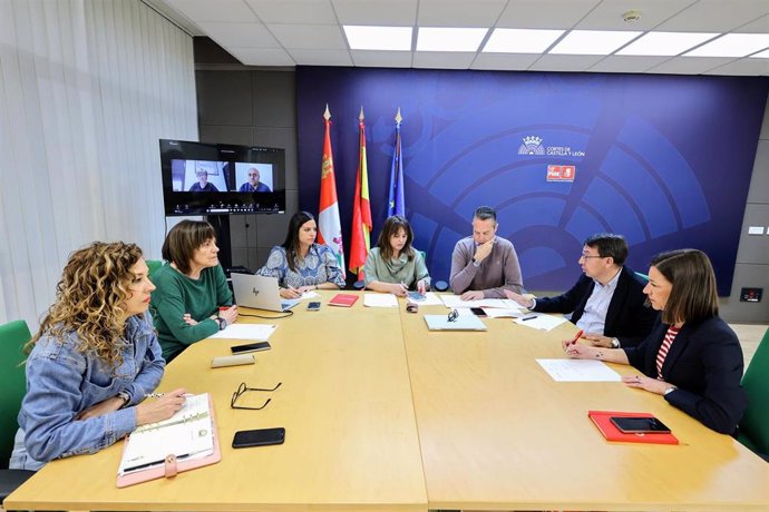 Reunión en las Cortes de la nueva dirección del Grupo Socialista