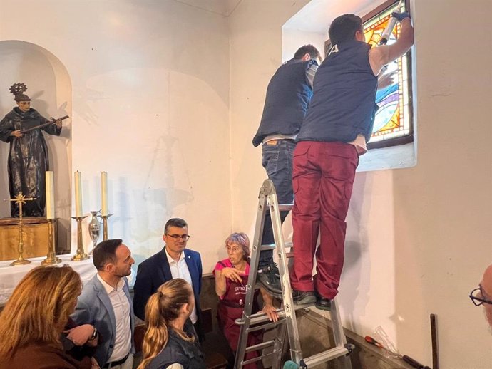 Instalación de vidrieras del Centro Albayzín en la iglesia de San Ildefonso