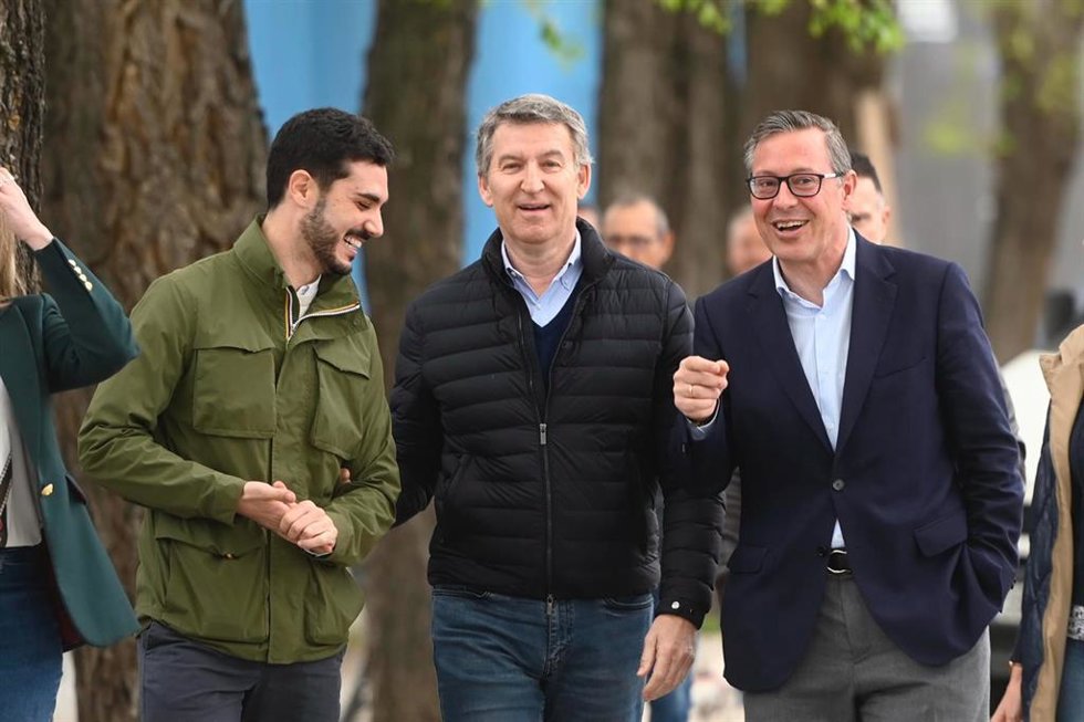 El alcalde de Torrejón de Ardoz, Alejandro Navarro Prieto, el presidente del Partido Popular, Alberto Núñez Feijóo, y el senador Alfonso Serrano,  asisten al partido entre el AD Torrejón CF y el Real Madrid, a 14 de abril de 2025, en Torrejón de Ardoz, 
