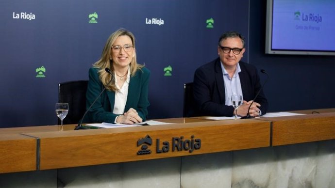 La consejera de Economía, Innovación, Empresa y Trabajo Autónomo, Belinda León, junto al gerente de la ADER, Luis Pérez