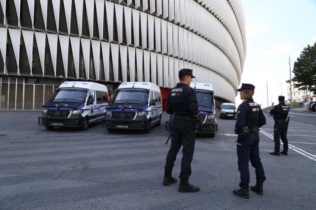 Ertzainak San Mamesen kanpoaldean